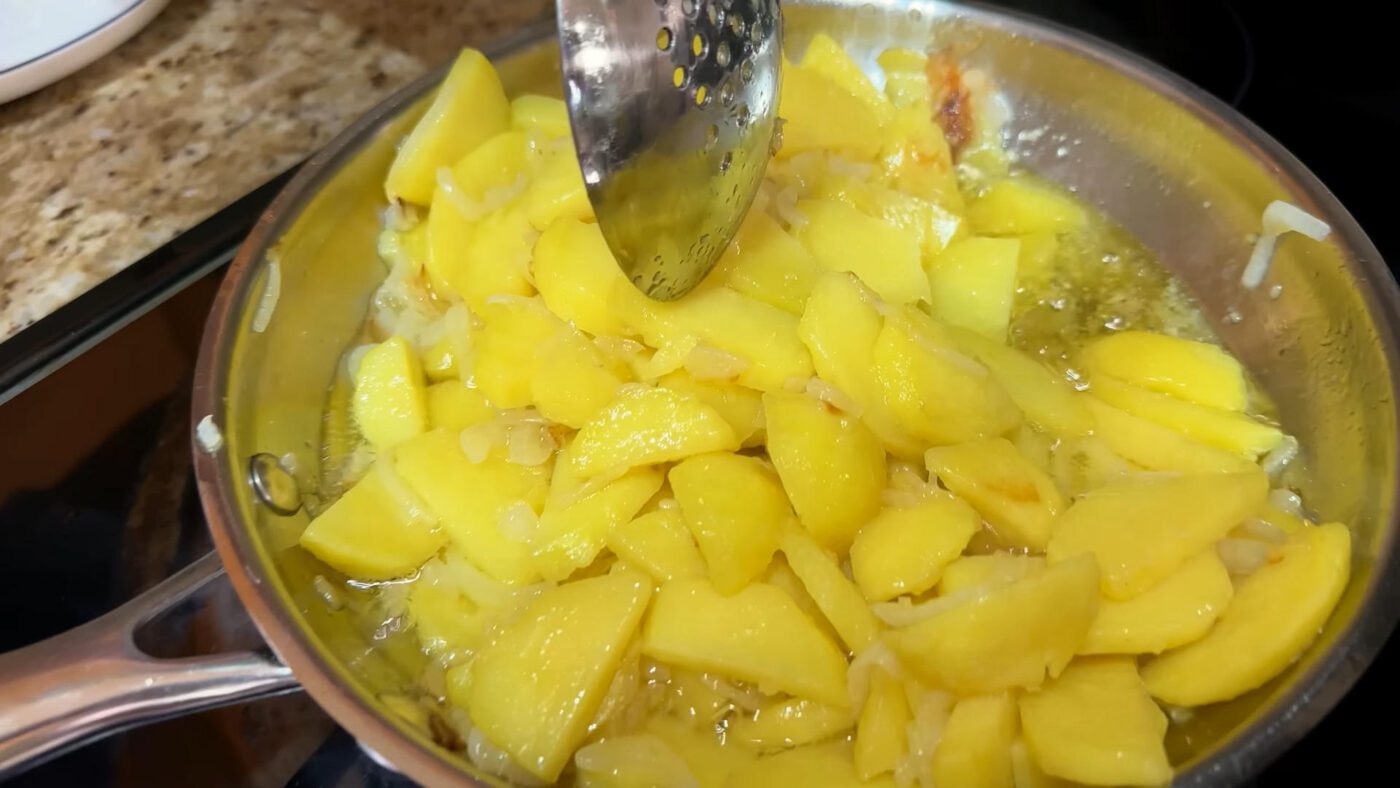 Як правильно смажити картоплю, щоб не пригорала Як правильно смажити картоплю, щоб не пригорала