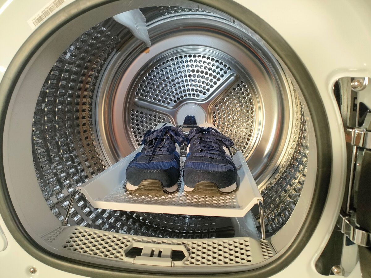 Експерти розповіли, як правильно сушити взуття, аби його матеріал не зіпсувався і не пересушився
