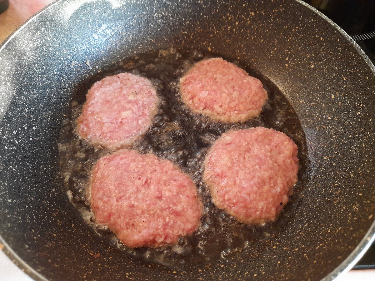 Експерти пояснили, який секретний інгредієнт допоможе приготувати котлети, які не розвалюються