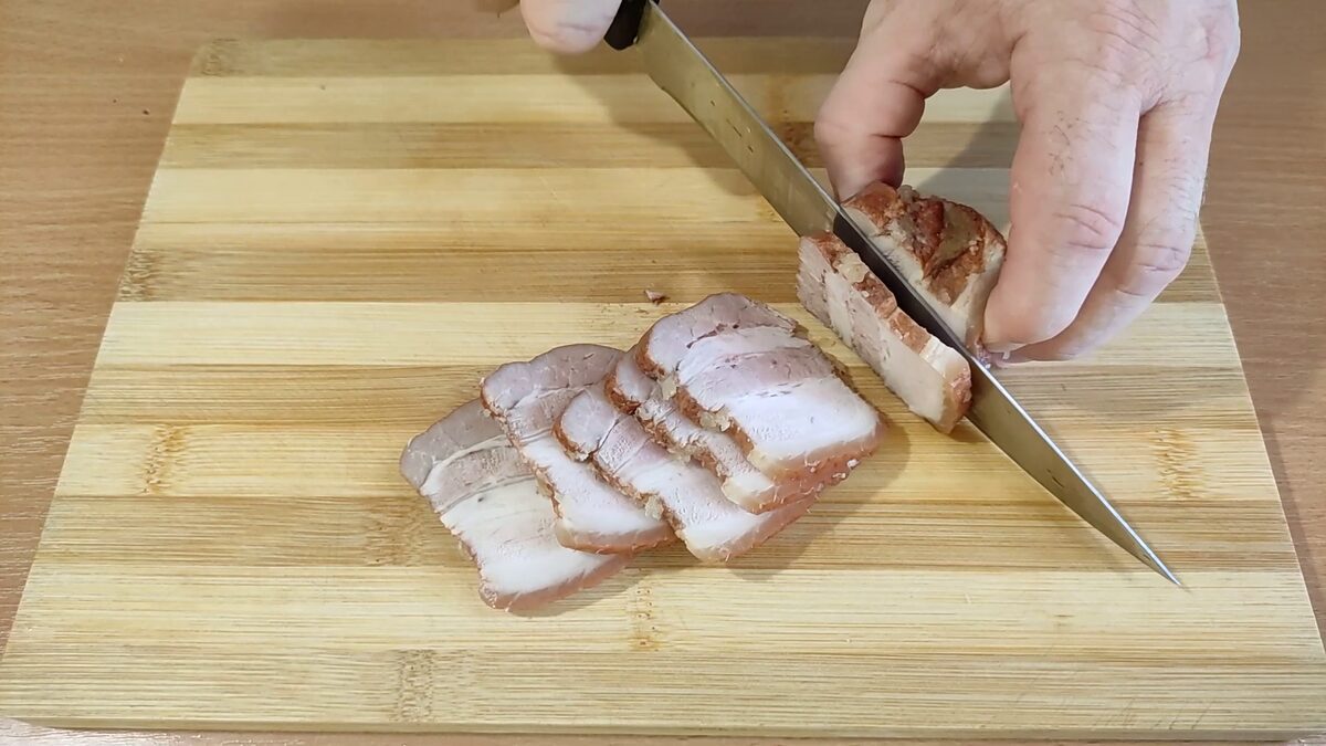 Кулінари розповіли, як замаринувати свиняче сало в цибулевому лушпинні – простий рецепт