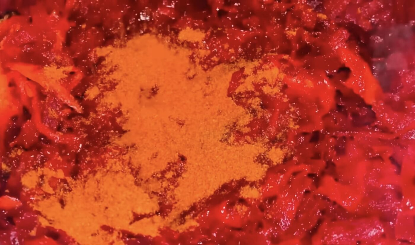 Яка спеція робить борщ більш насиченим на смак