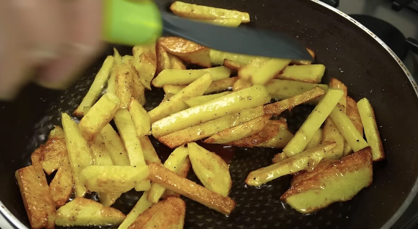 Як смажити картоплю, аби вона була хрусткою й не жирною