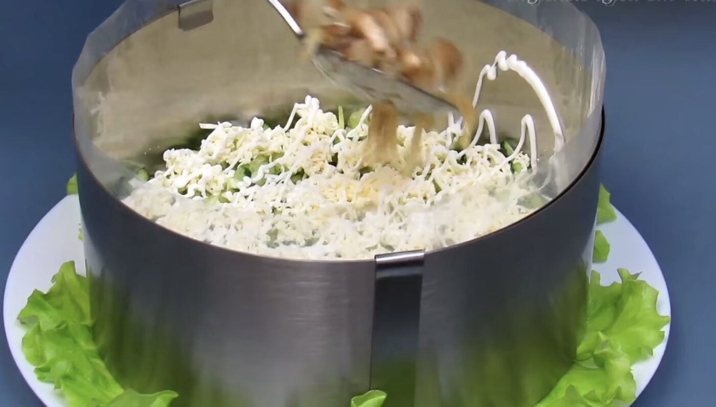 смачний салат з консервованою рибою Смачний салат з консервованою рибою