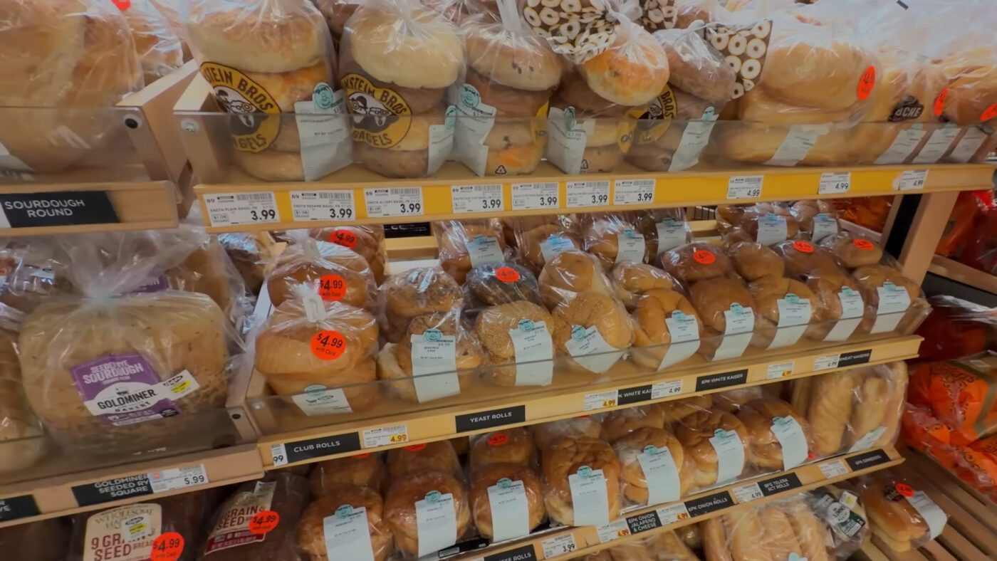 Кристина Загребельна показала на своєму YouTube-каналі, що продають в американських супермаркетах