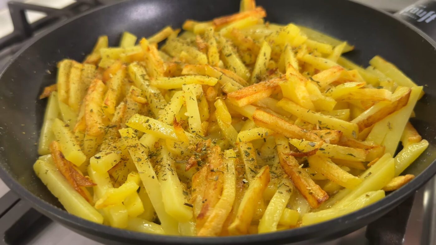 Господині розповіли, як приготувати золотаву смажену картоплю без зайвого жиру