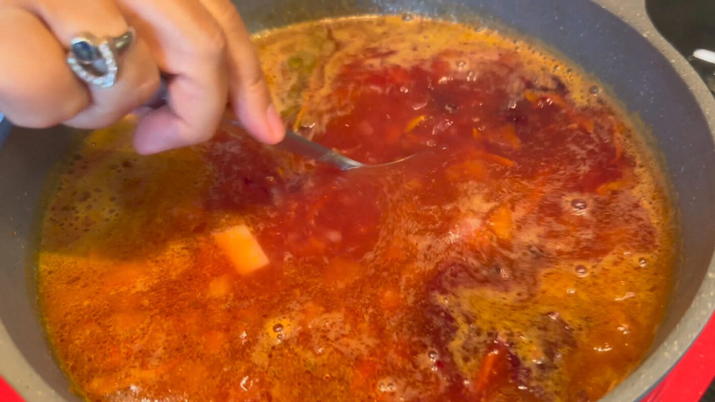 Кулінари поділилися простим, швидким та смачним рецептом червоного борщу