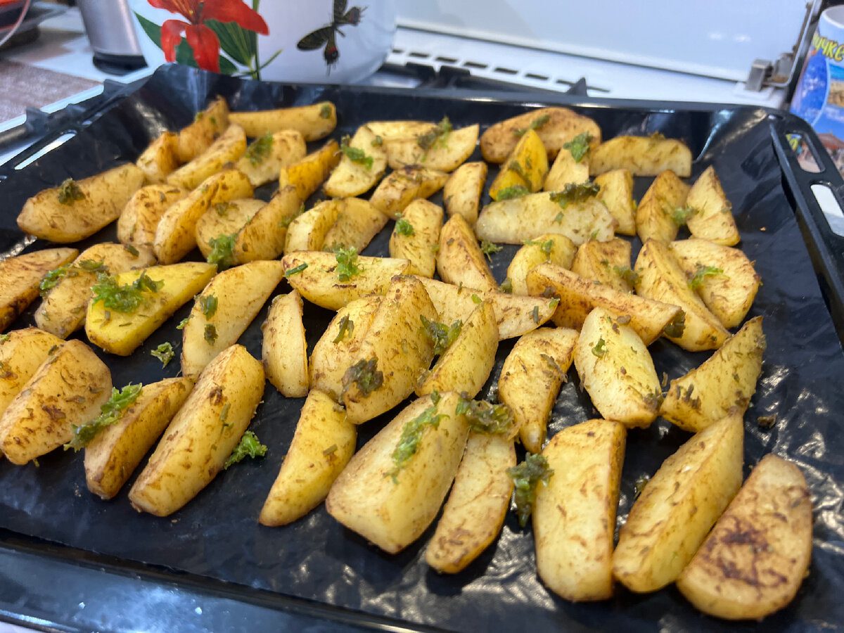 Кулінари розповіли, як приготувати смачну та ситну картоплю в духовці до свята чи вечері