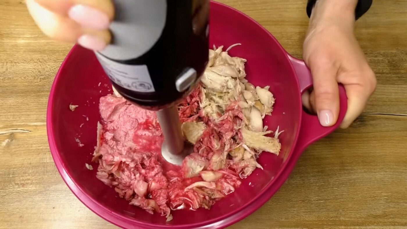 Підливайте сік поступово, щоб регулювати колір та не перестаратися з кількістю