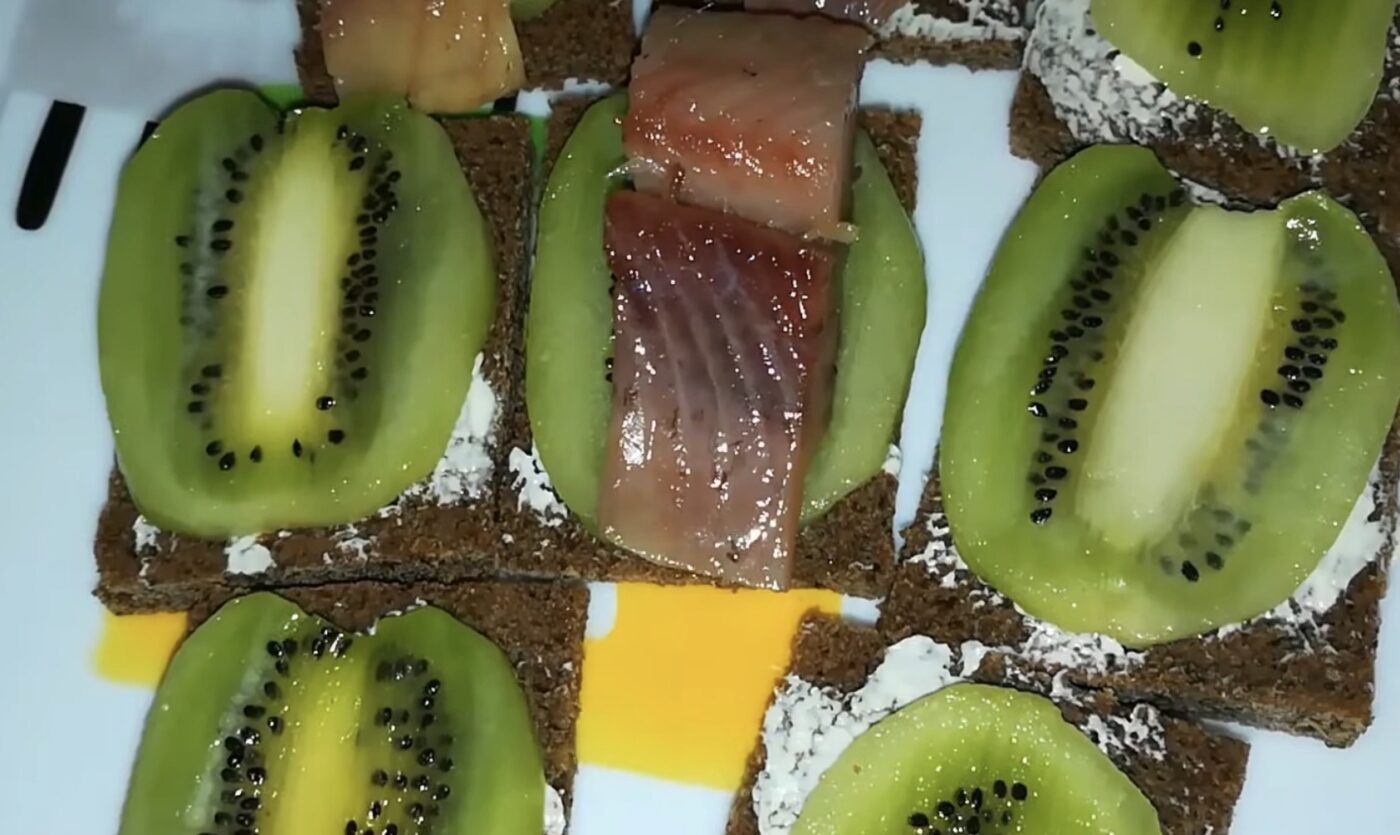 Рецепт закуски з оселедцем та ківі