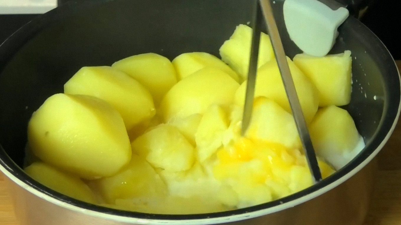 Кухарі розповіли, як та навіщо варити картоплю у мінеральній воді