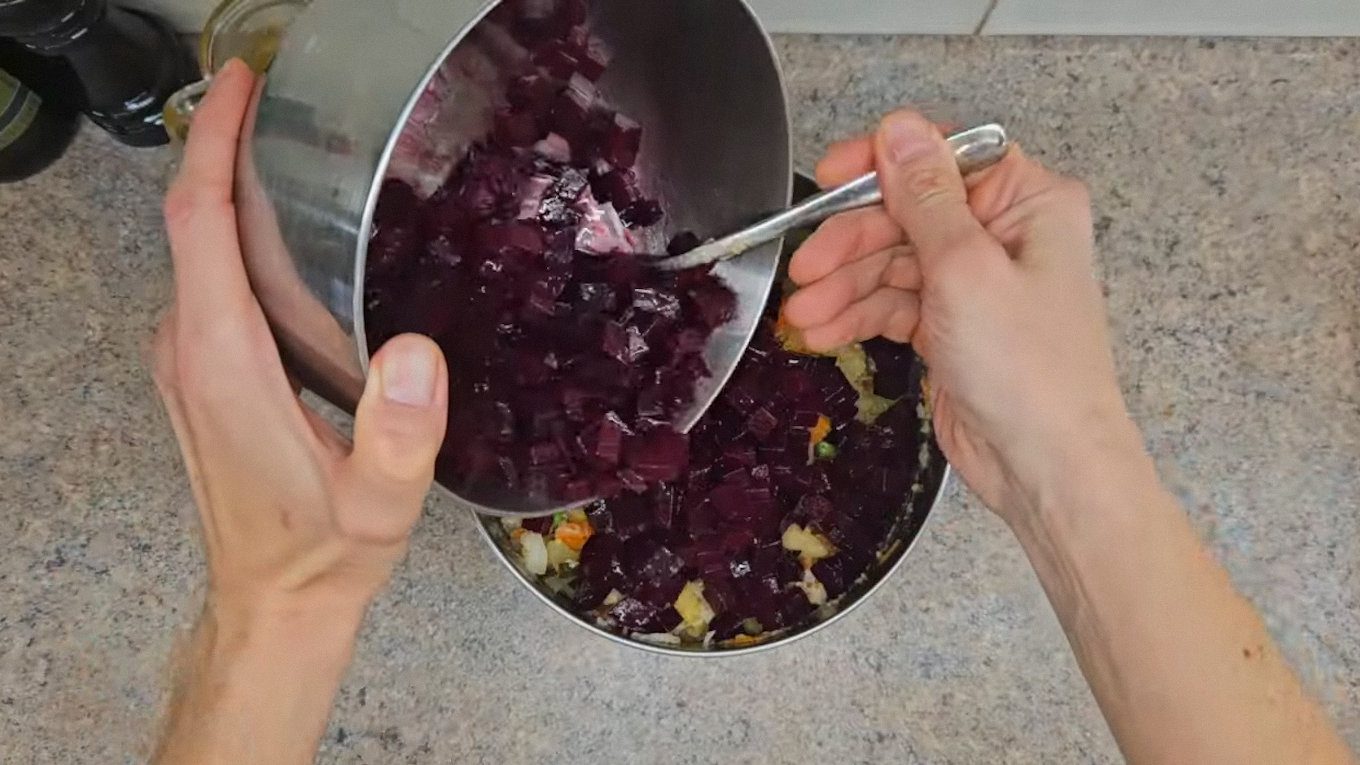 Заправте окремо буряк та решту овочів, а потім змішайте дві частини салату між собою