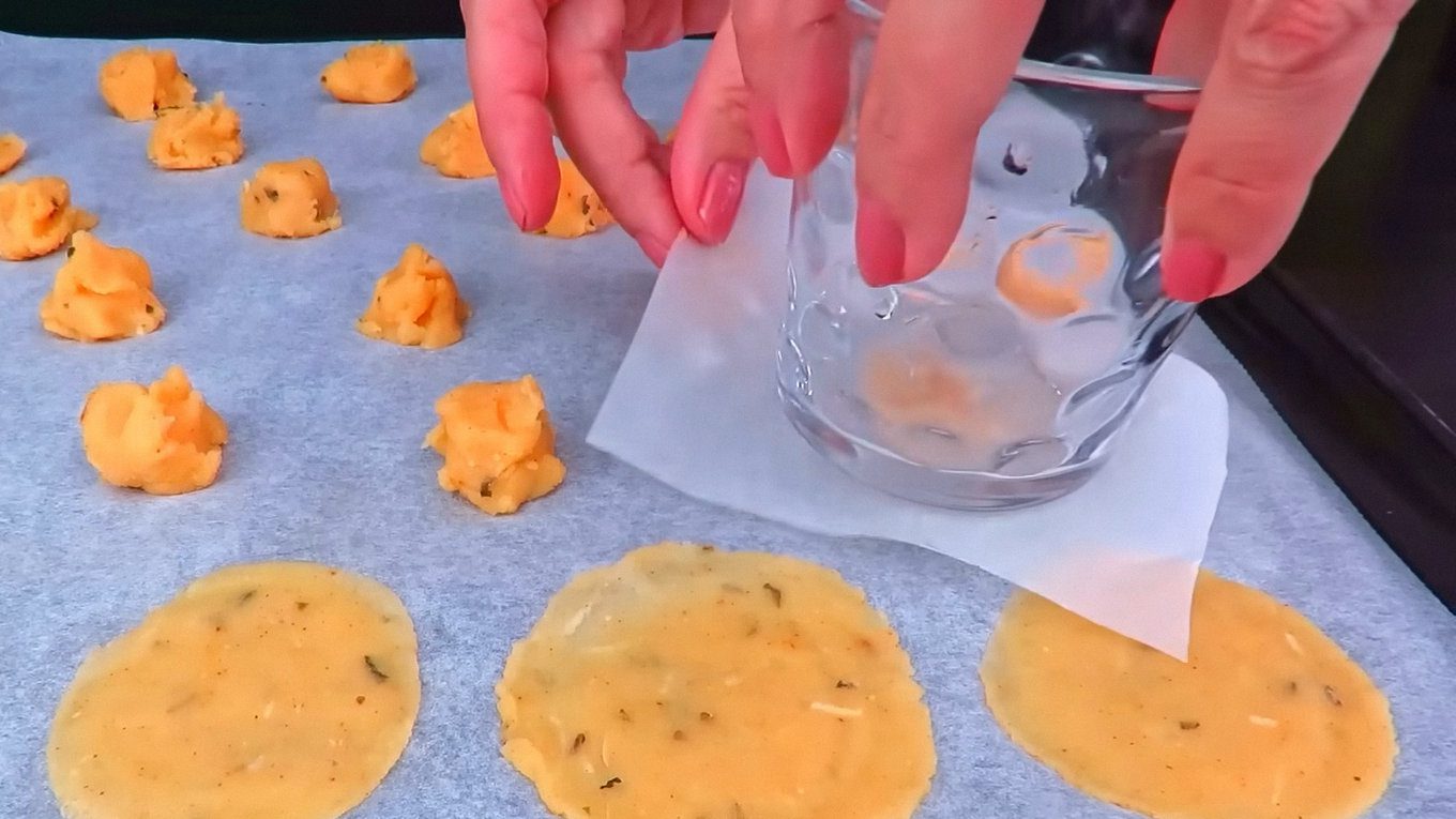 Намагайтеся робити однакову товщину та розмір, щоб усі чипси приготувалися одночасно