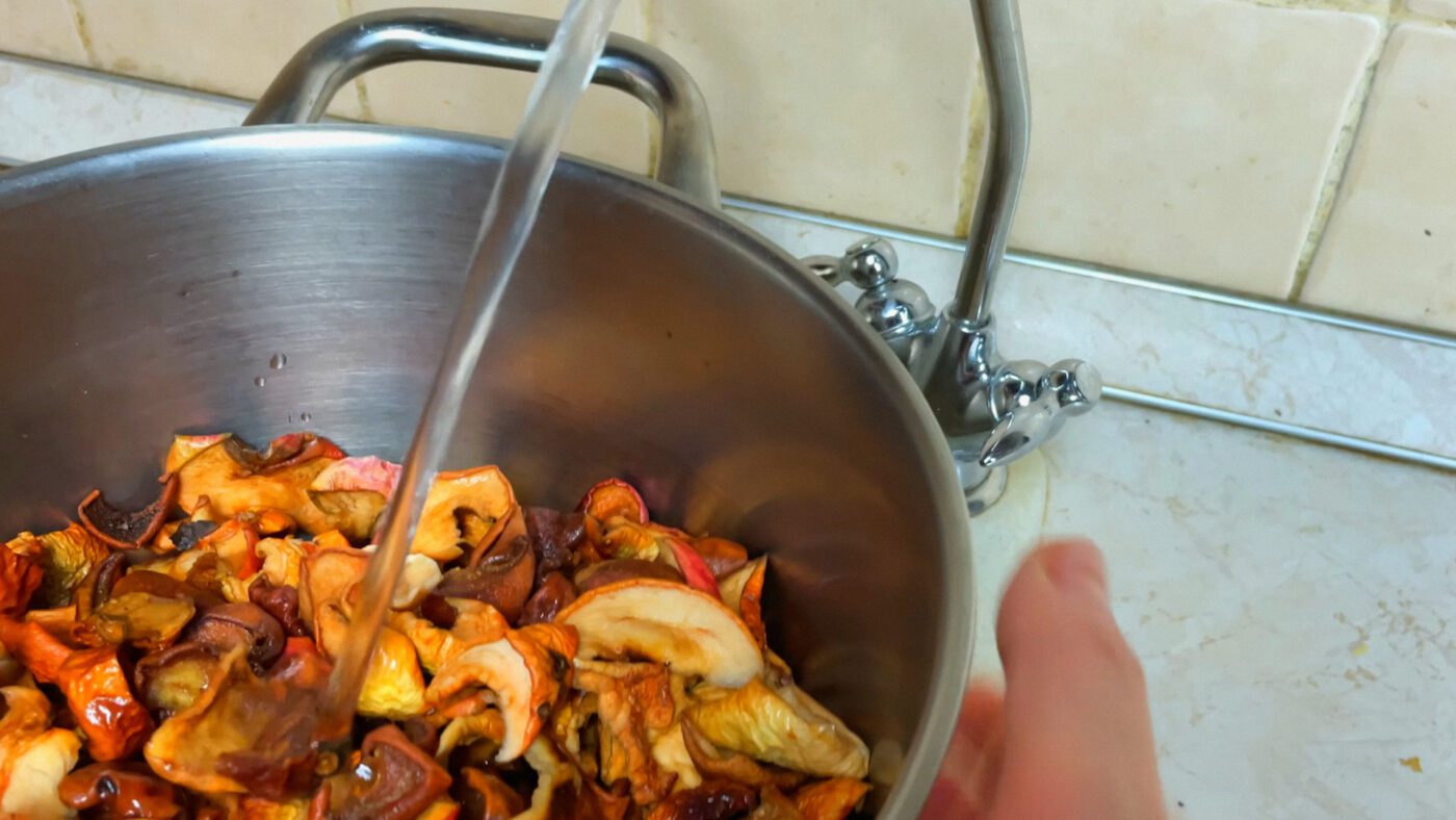 Хоча готувати кутю можна й просто з водою, але з узваром вона виходить значно кращою