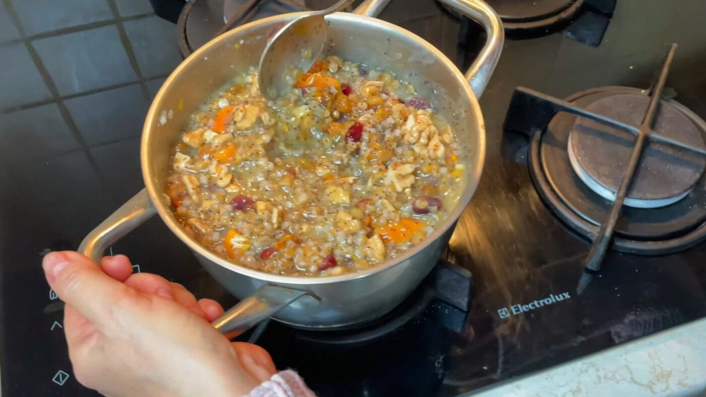 Узвар вливайте порціями, щоб отримати правильну консистенцію, а не надто рідку