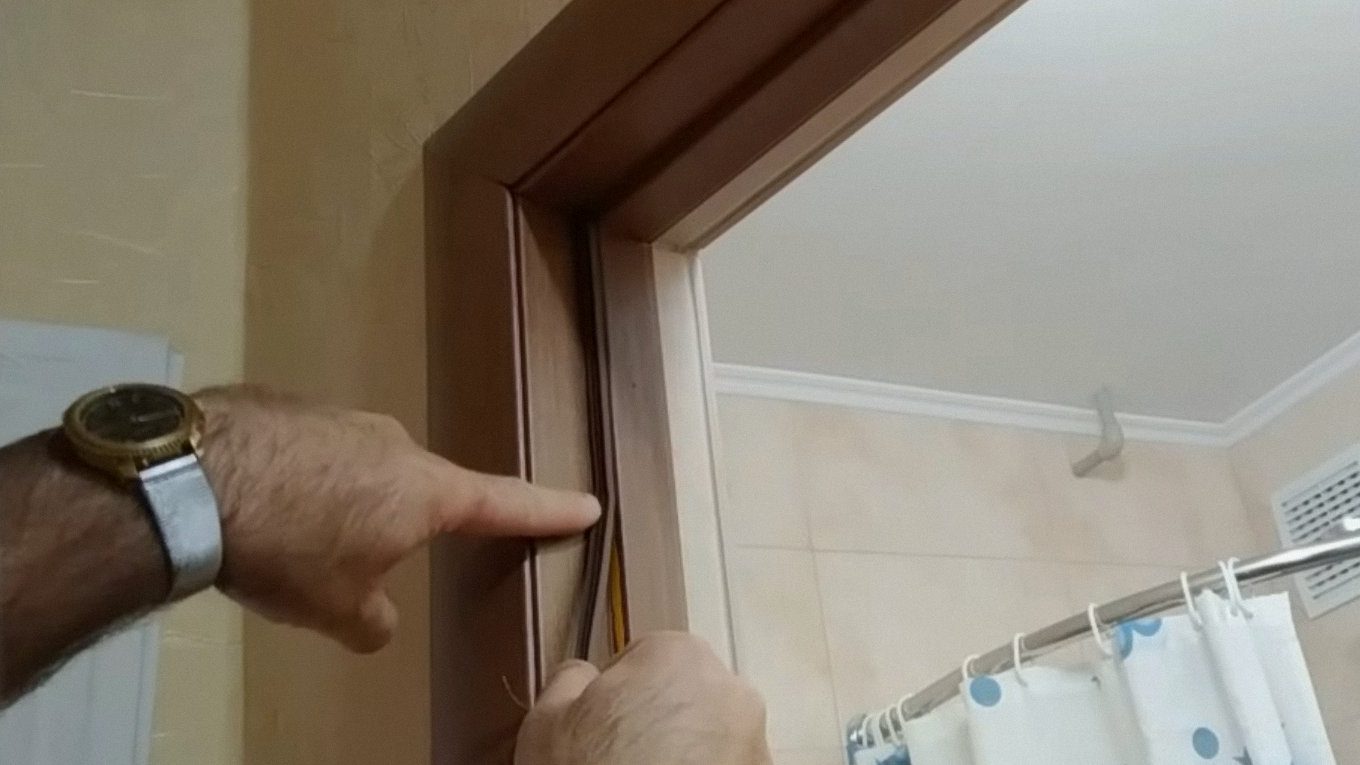 Господарі показали, як правильно використовувати гумовий ущільнювач на дверях