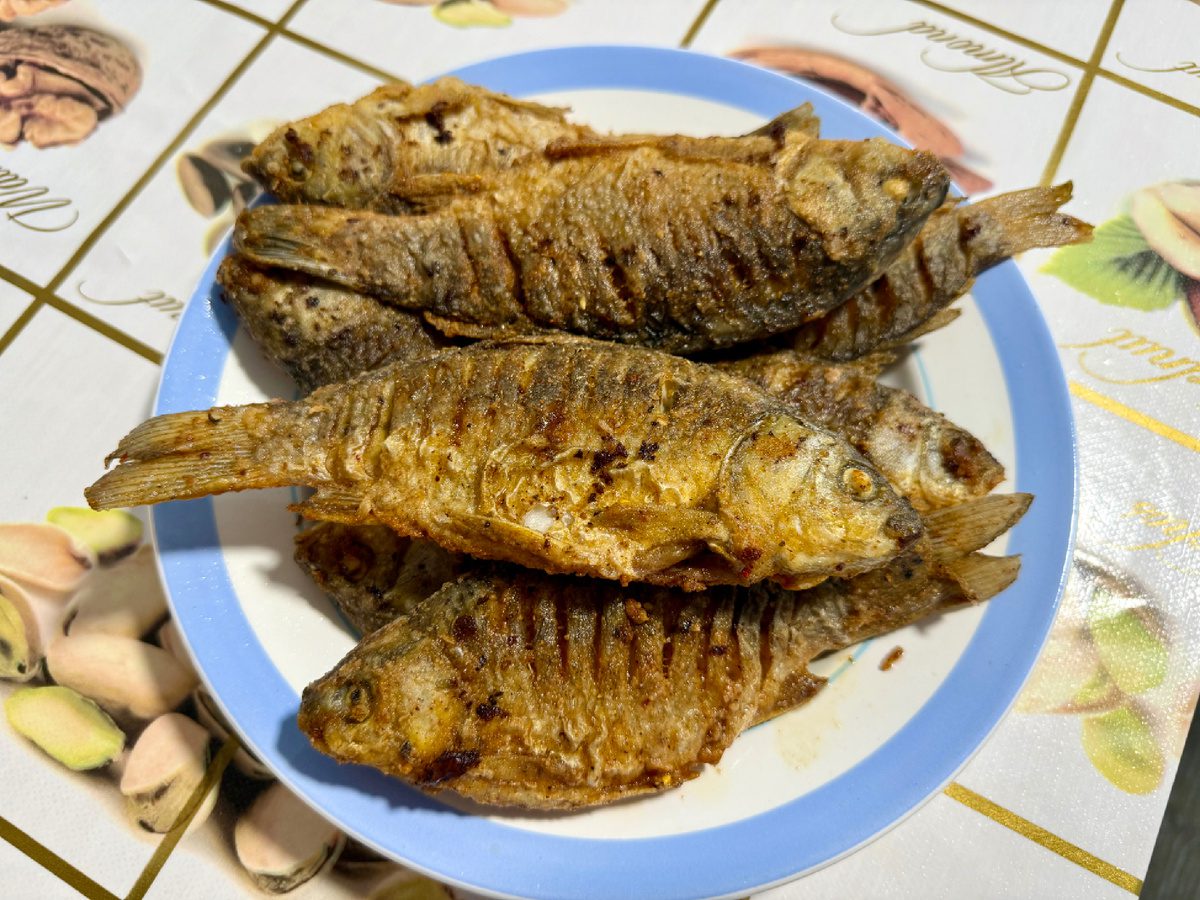 Експерти розповіли, як смажити рибу на сковорідці, аби олія не бризкала по всій кухні – порада