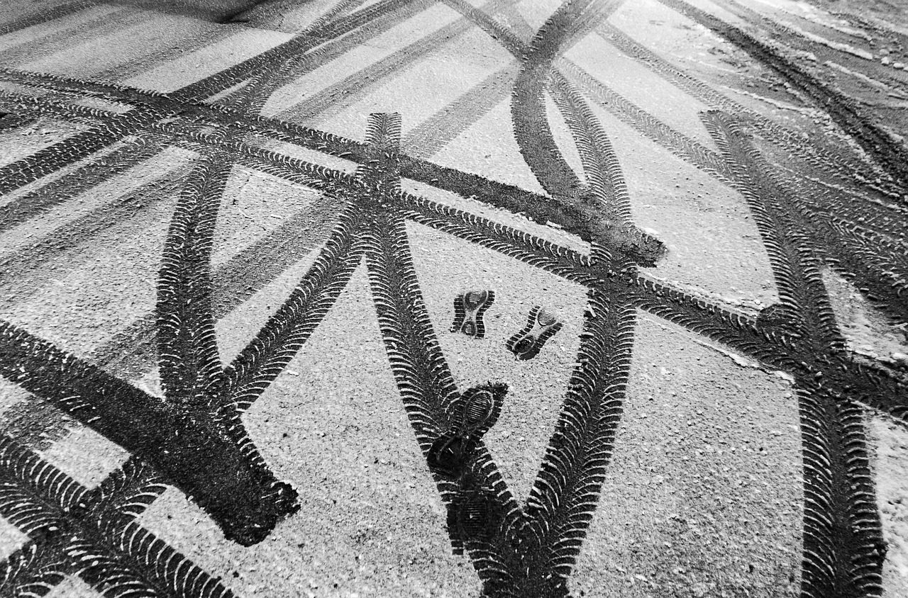 Експерти розповіли, що зробити з шинами на машині, аби вона не ковзала на слизькій дорозі