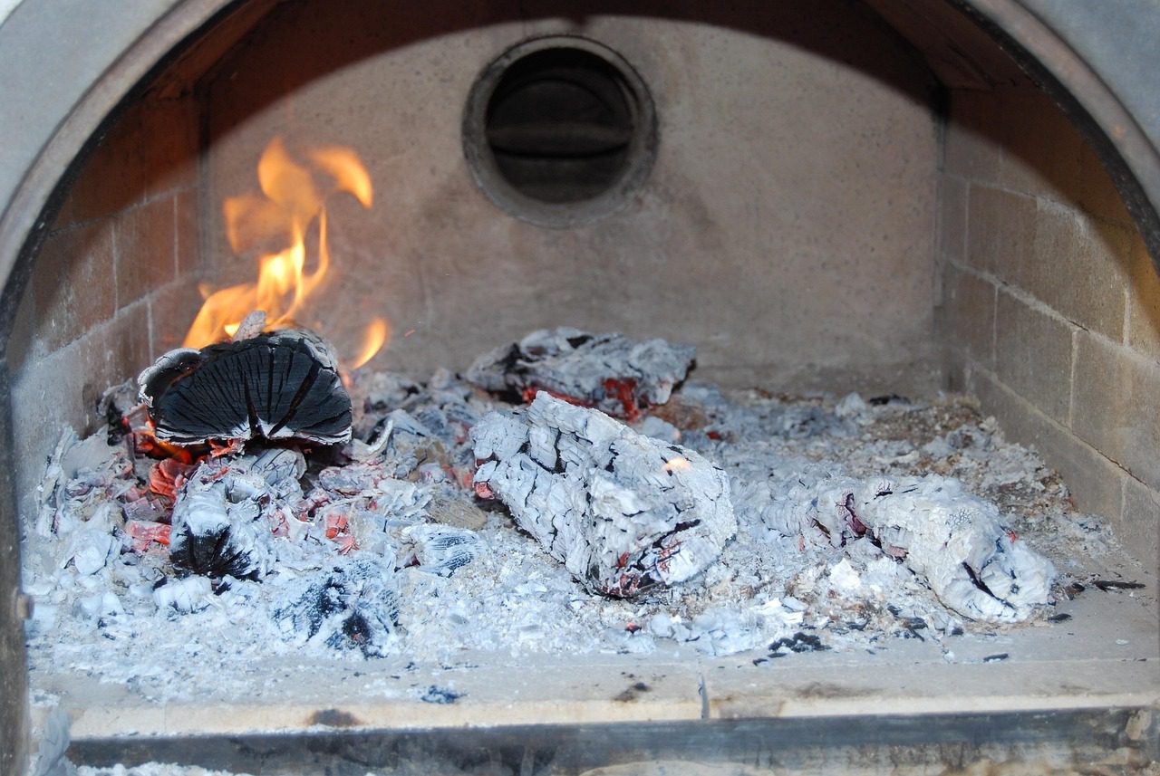 Експерти розповіли, жменя якого продукту допоможе швидше розпалити багаття для опалення