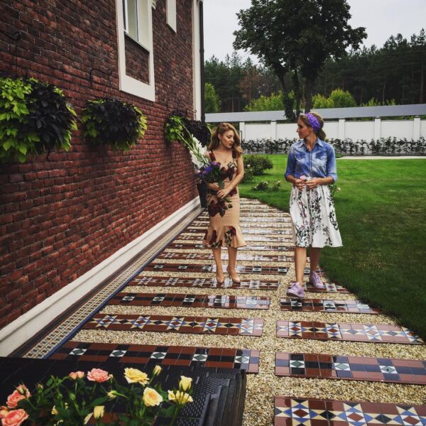 Доглянутий двір біля будинку Тіни Кароль