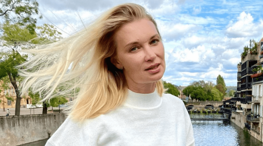 На фотографіях, зроблених у Франції, відома українська телеведуча виглядає спокійною та усміхненою