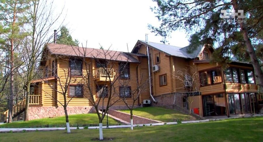 ля Полякова повернулася додому та показала свій величезний маєток на березі Дніпра