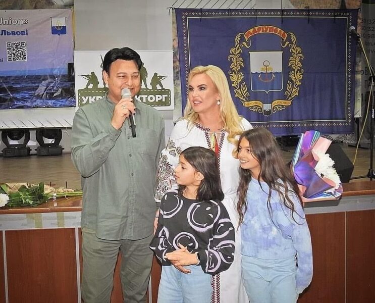 Камалія у розкішній сукні-вишиванці виступила для переселенців з Маріуполя