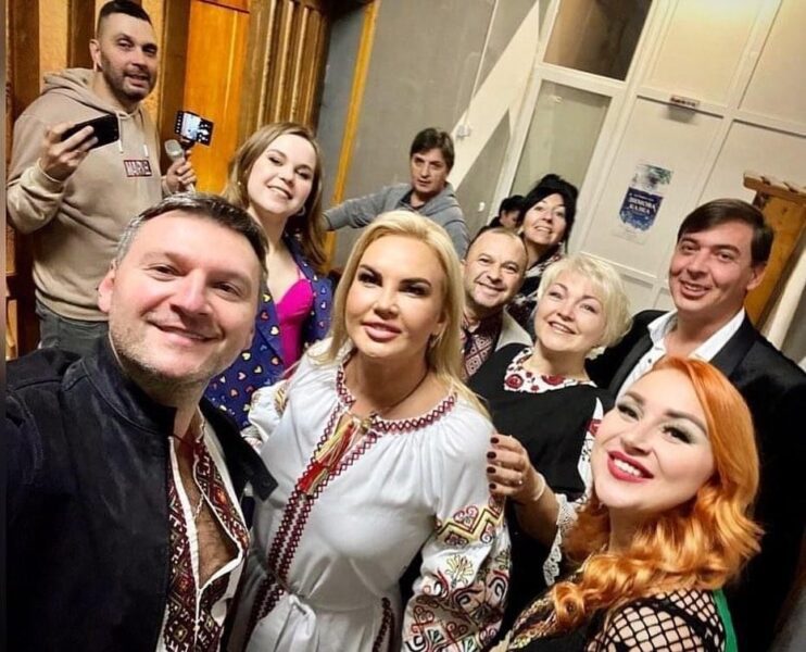 Камалія у розкішній сукні-вишиванці виступила для переселенців з Маріуполя