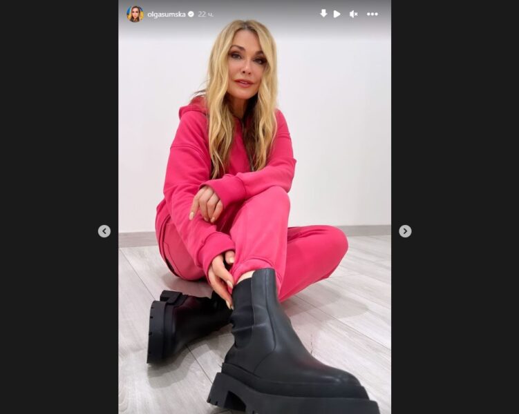 Ольга Сумська в рожевому костюмі і модних чоботах похизувалася моложавою красою