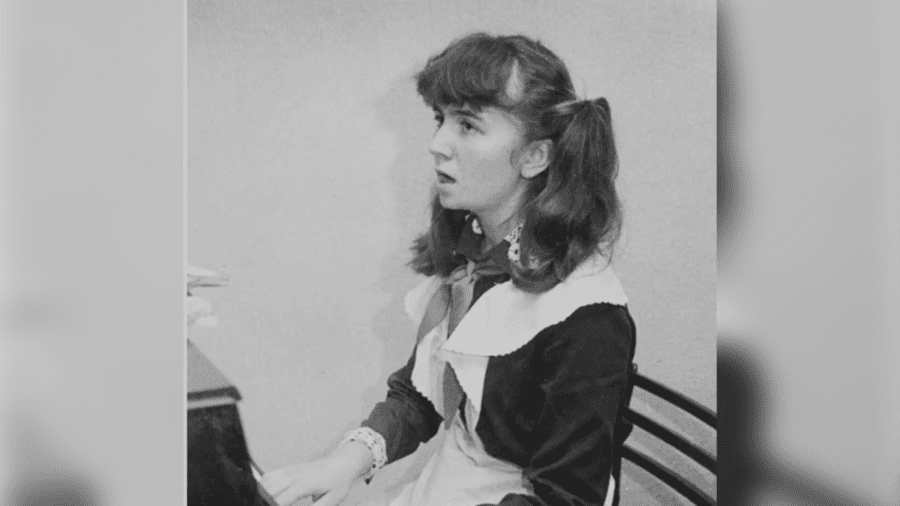 Ірина Білик у школі була не білявкою, а її обличчя залишалось природнім – без будь-яких пластичних операцій