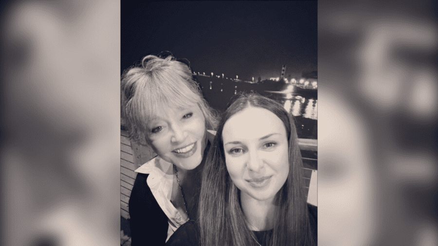 Один із кадрів, на яких Алла Борисівна Пугачова з радістю позує на камеру зі своєю шанувальницею