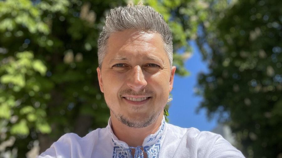 Олександр Педан цього року відсвяткував ювілей, втім з віком ведучий не губить своєї привабливості