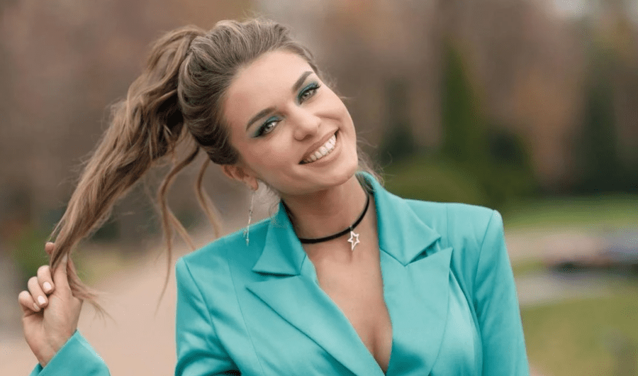 Шанувальники помітили, що дівчина мешкає там, де і Алекс Топольський, й вирішили, що Олександра стала нареченою Холостяка