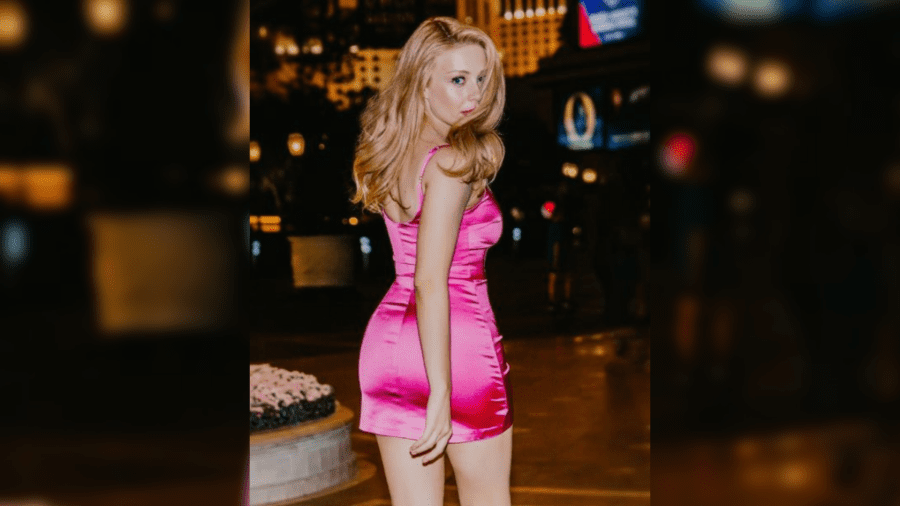 Тіна Кароль вдало підкреслила свої параметри рожевою короткою сукнею