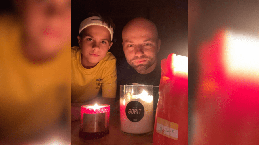 Ведучий Слава Дьомін показав, як вони з сином економлять електроенергію