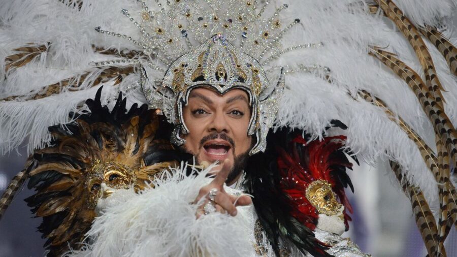 Філіп Кіркоров зганьбився, вийшовши на сцену в прозорому комбінезоні