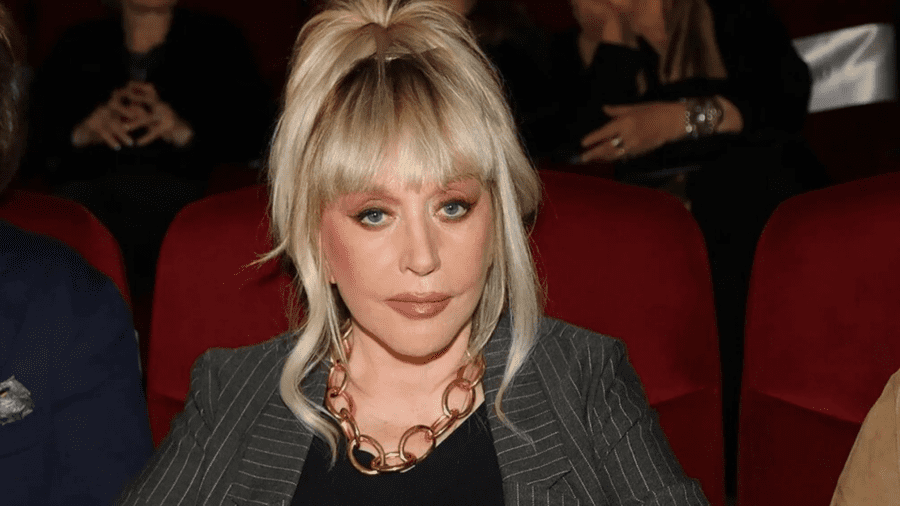 Алла Пугачова з пальмою на голові вийшла в світ