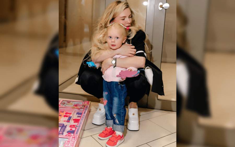 Фотографія Ангеліни Комарової зі старшою донькою Алісою в столичному пологовому будинку