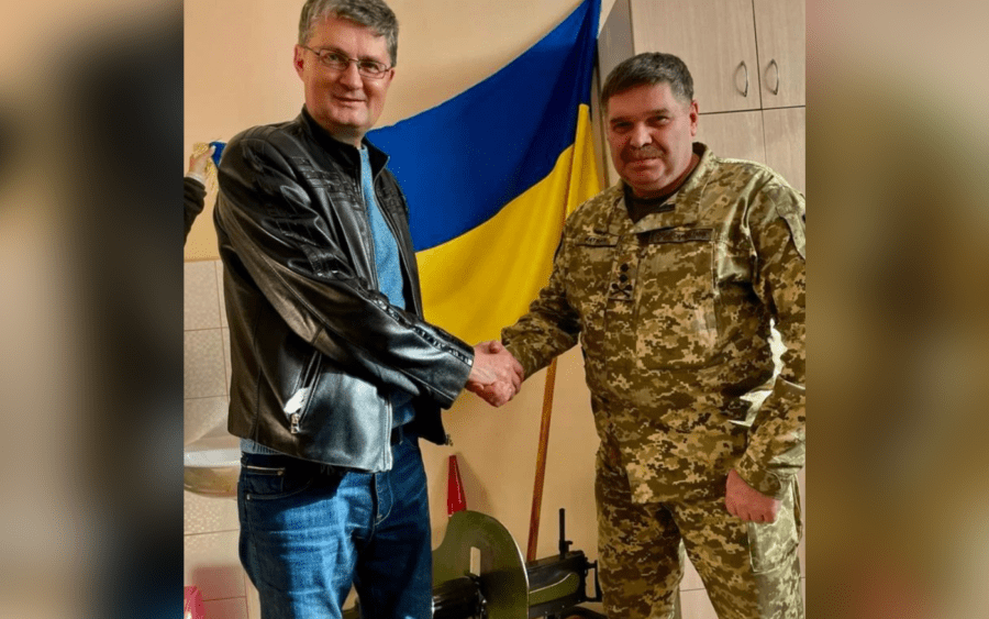 Ігор Кондратюк опублікував фотографію з людиною, яка нагородила його почесним орденом