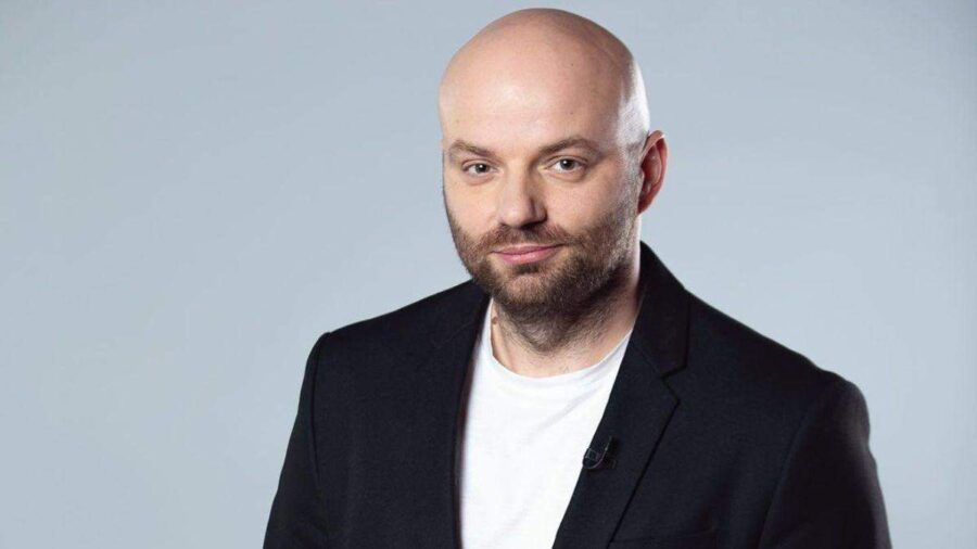 Так виглядає український телеведучий Слава Дьомін зараз – з відсутністю волосся на голові та його присутністю на обличчі