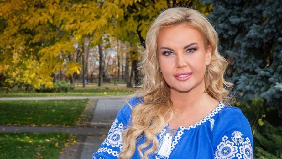 Знаменита співачка заворожує своїм ніжним голосом