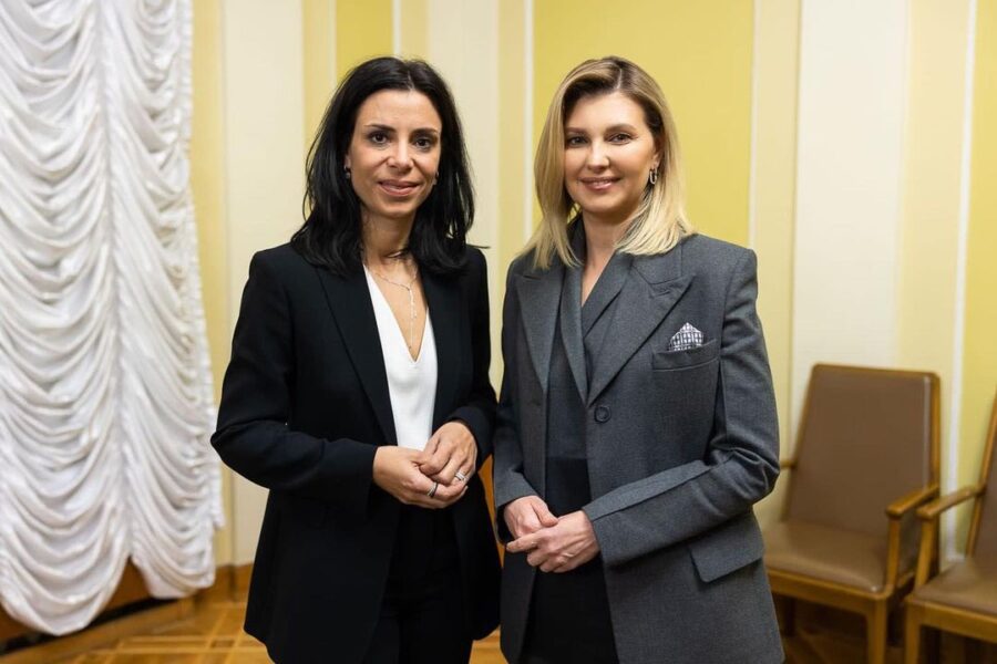 Олена Зеленська розпустила волосся і засліпила модним образом в жакеті кольору мокрого асфальту