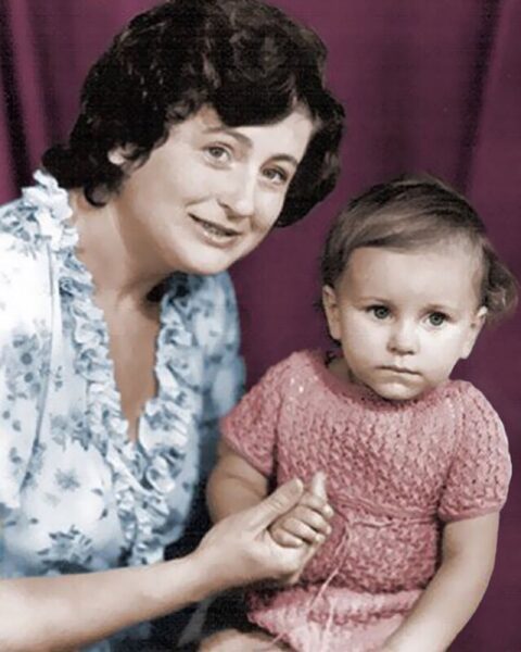 Ані Лорак в дитинстві з мамою
