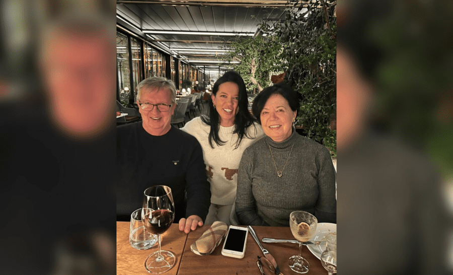 Ірина Горова зі своїми батьками на святкуванні власного дня народження