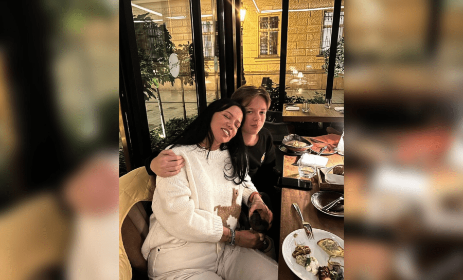 Син Ірини Горової та Олексія Потапенка на святкуванні дня народження своєї мами