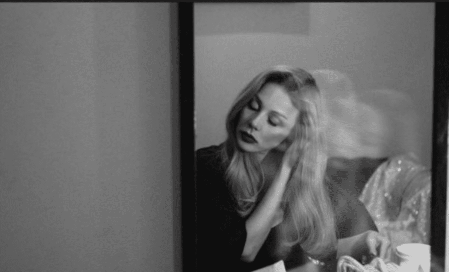 Тіна Кароль показала чорно-білі фотографії того, що відбувається за лаштунками виступів