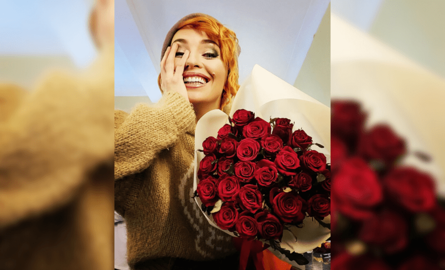 Вікторія Булітко в красивій шапці та з квітами