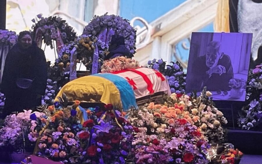 Труну Вахтанга Кікабідзе покрили двома прапорами – грузинським і українським