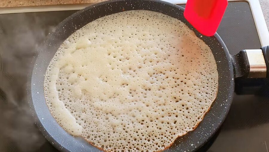 Рецепт ажурних тонких млинців на дріжджовому тісті