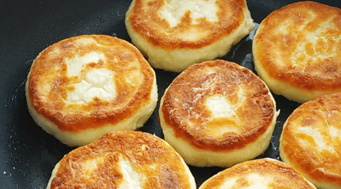 І не манка, і не борошно: ось що треба додавати в сирники, аби вони виходили ніжні, немов крем Кулінари поділились рецептом ніжних сирників без борошна