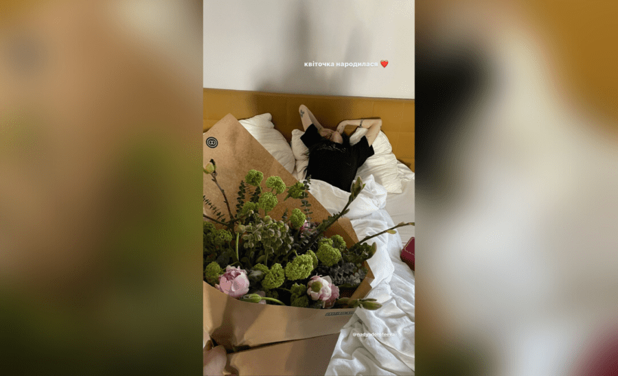 Михайло Кацурін показав, яким букетом привітав свою кохану дівчину з днем народження